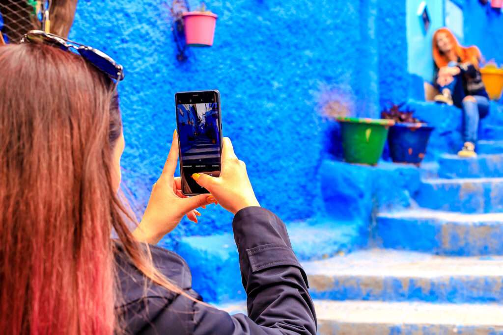 Chefchaouen, Marocco - 24/04/2019: Turisti che scattano foto a Chefchaouen, una bellissima città nel nord del Marocco visitata da turisti da tutto il mondo.