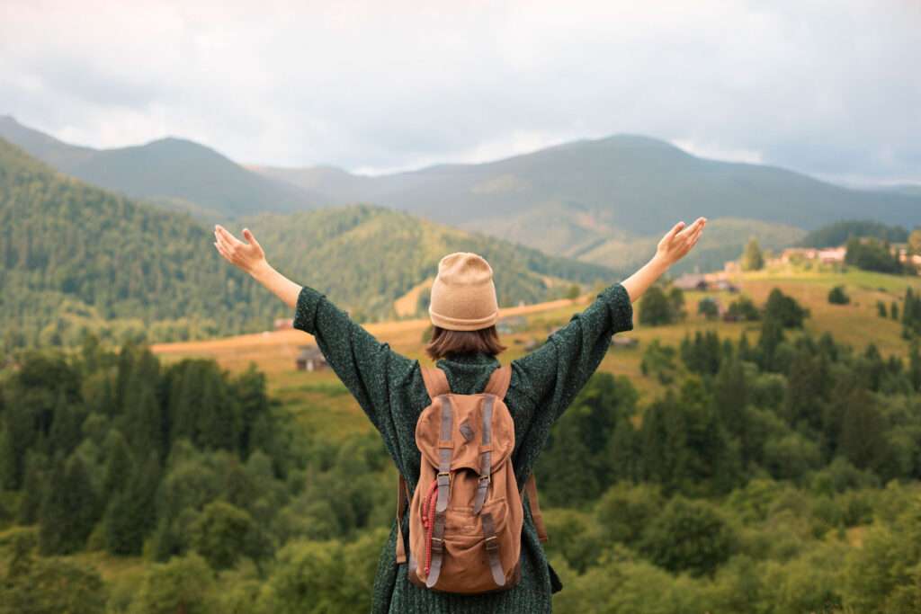 Giovane viaggiatrice che si gode l'ambiente rurale