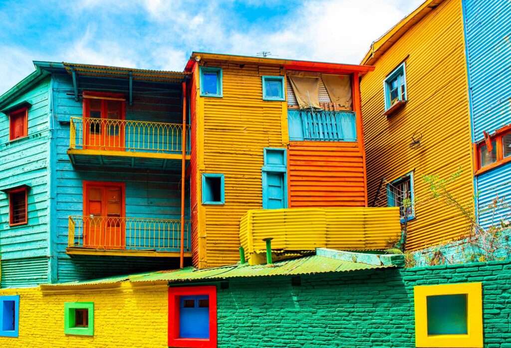 La Boca, vista dei colorati edifici nel centro di Buenos Aires, Argentina. 