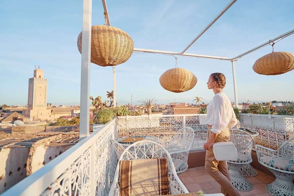 Giovane viaggiatrice che si gode la vista di Marrakech da una terrazza panoramica.